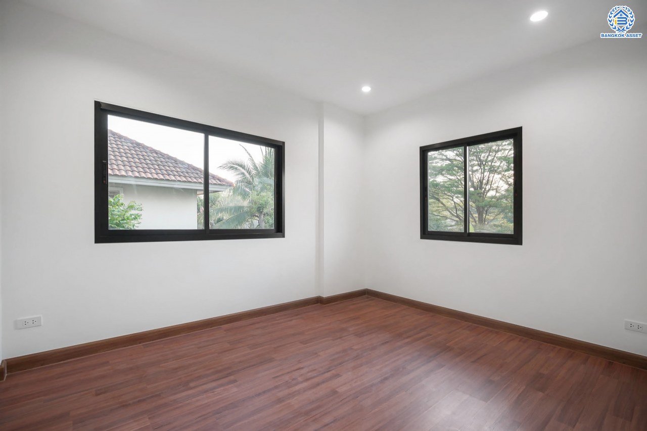 บ้านมือสองตกแต่งใหม่ โครงการ ชวนชื่น ปิ่นเกล้า บนเนื้อที่ 76.9 ตร.ว. พื้นที่ใช้สอยมากถึง 212.5 ตร.ม. ฟังก์ชันจัดเต็ม 3 ห้องนอน 3 ห้องน้ำ จอดรถได้ถึง 2 คัน พร้อมทั้งเปลี่ยนระบบสุขาภิบาลให้ใหม่ พร้อมเข้าอยู่ทันที บนทำเลศักยภาพ เชื่อมต่อหลายเส้นทาง ใกล้จุดขึ้นทางด่วน "ศรีรัช" และรถไฟฟ้าสายสีแดง "สถานีตลิ่งชัน"